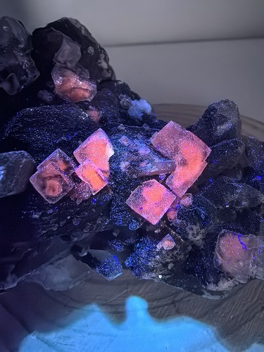 Rare fluorescent calcite - rare,